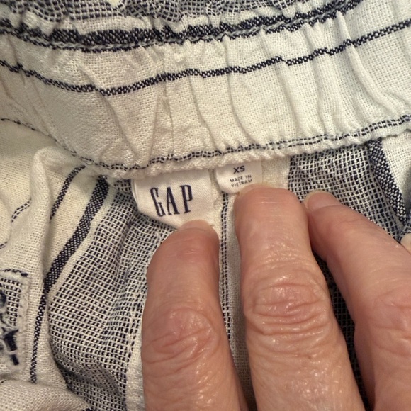 🌹GAP DRAWSTRING WAIST POCKET STRIPED SHORTS - Picture 3 of 3